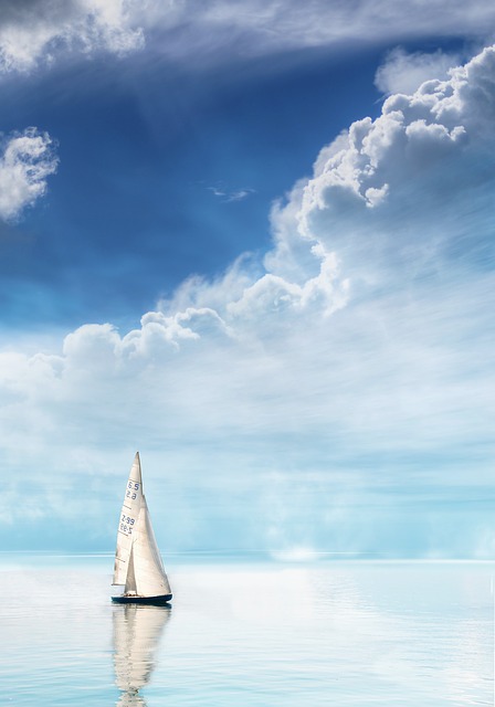 veleiro no mar, céu , nuvens